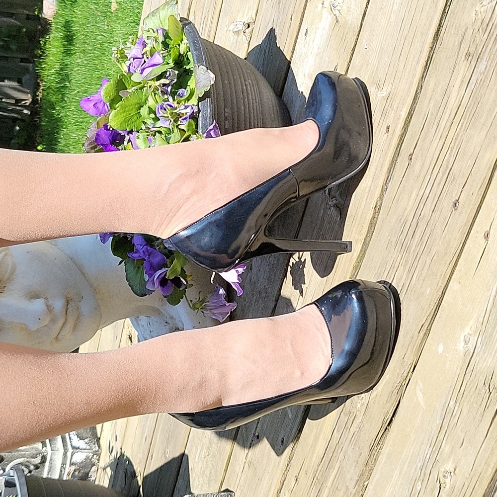 Super Sexy Faux-Patent Platform Stilettos! 7 - Picture 3 of 10